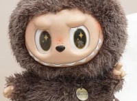 Labubu黄牛价腰斩，泡泡玛特“见顶”还是“假摔”？