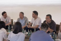 刘强东现身沙漠！与朋友共饮家乡酒