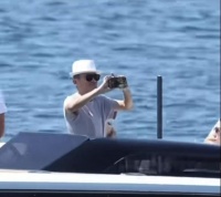 马云法国豪艇照刷屏！白草帽搭墨镜，退休生活壕气拉满