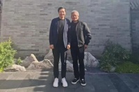 黄仁勋今年第三次来华，与雷军亲密合影