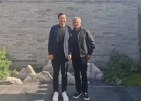 黄仁勋又来中国了！大热天穿皮夹克与雷军合影，身家已破万亿元