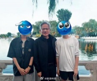 英伟达CEO黄仁勋夜游什刹海与路人合影签名