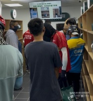 21现场｜刘强东的外卖店爆单了：挤满外卖员，有人忍痛取消8单