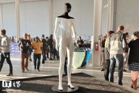 马斯克：特斯拉Optimus人形机器人量产版将采用全新V3设计