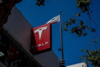 特斯拉被曝解散超算团队转向外部合作，马斯克：分散资源毫无意义