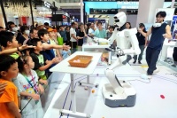 格斗、踢球、摊煎饼 机器人“明星”亮绝活儿