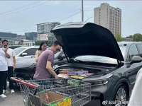 蔚来李斌携妻逛超市，时代需要“不装”的创始人