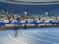 人形机器人1500米决赛上演，天工、宇树现场竞速