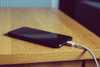 别再让手机整夜充电！牢记这几点→