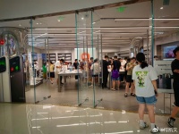 华为新品发布门店冷清，专家呼吁避免企业对立