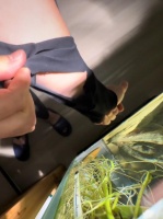 顾客发现UR牌长袖像纸“一拉就破”？门店：他买的薄款，非长期存放的衣服