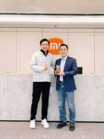 雷军向小米CFO林世伟颁发金米兔庆入职5周年