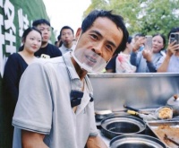 鸡排哥休息开启直播，收到大量礼物，急忙解释是正常休息