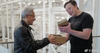 马斯克同框黄仁勋，首富的身型引热议，“计算机小了他却大了”