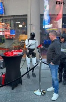 特斯拉人形机器人Optimus现身纽约时代广场，向路人派发糖果