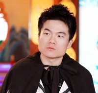 董宇辉直播带货惹争议，全程不介绍产品，光聊天粉丝也愿意下单