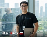 他给普通人配了个 “AI 剧组”丨100 个 AI 创业者