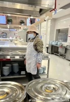 刘强东父母现身京东食堂为员工做饭