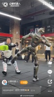 众擎机器人CEO演示T800人形机器人时险被踢中