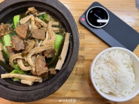 男子携小米17 Ultra就餐引邻桌注目