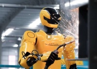 扛重活、干久活！人形机器人完成全球首例人机协作高空焊接作业，连续作业 8 小时也不累