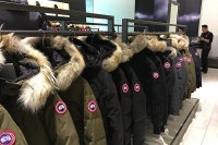 499的山姆羽绒服卖爆，1万的加拿大鹅滞销：这届中产，不为溢价买单了