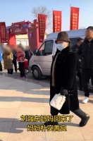 刘强东母亲低调回村发年货，穿儿媳所赠大衣