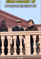 刘强东父母回村下厨，乡亲称领年货是情分