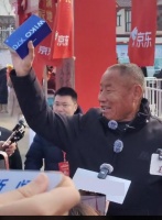 刘强东给家乡送年货，首位村民领到年货后热泪盈眶：手机给孙子用，白酒年三十喝