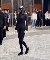 小鹏机器人行走逼真但摔倒引关注