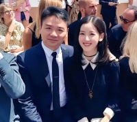 刘强东上千亿身家背后，儿子却是他一生的痛，感谢章泽天视如己出