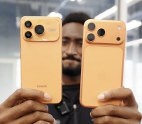 荣耀撞脸iPhone被骂惨！客服回应后，网友又吵翻了