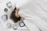 专家建议睡前两小时远离手机，可尝试物理隔离或听代看