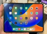 曝苹果iPhone Fold进入量产筹备阶段，核心突破实现近乎无折痕
