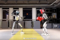 王兴兴称机器人2025年将达人类难以匹敌水平，行业瞄准ChatGPT时刻