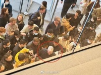 粉丝用国产手机与库克自拍引热议