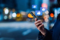 央视揭秘“朋友圈富豪人设”产业链：为“撩妹”或做生意，每人3999元拼冲浪、游艇、直升机、跑车……等顶奢网红行程发朋友圈