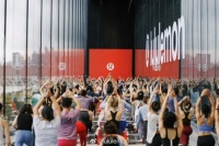 市值暴跌超70%，Lululemon会卖身安踏吗？