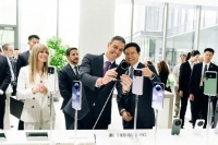 雷军遇上首相，小米频频登上头条，桑切斯的回应全网点赞