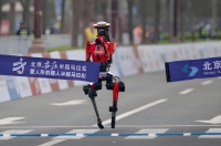 中国机器人让世界纪录成为历史，美国人彻底破防：这下真玩不过了
