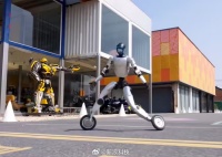 宇树轮足机器人秀滑冰前空翻高难度动作