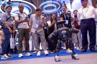 别光盯着导弹了！战火中开张的广交会，暴露了中国一张真正的王牌