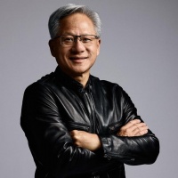黄仁勋劝应届生别怕AI？