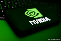 英伟达深绑康宁，AI算力大战进入“全光互联”时代