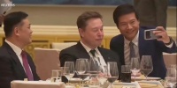 国宴“黄金位置”，雷军羡慕惨了：左手库克、右手马斯克，对面黄仁勋