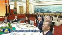 什么实力？中美宴会上，56岁中国大妈，竟能坐到马斯克和库克中间
