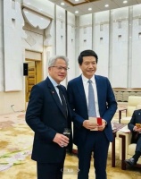 雷军黄仁勋晚宴同框：姿态亲密似兄弟