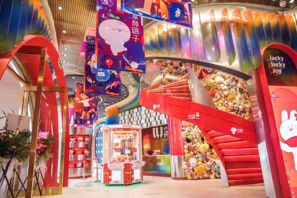 从表情包到室内综合娱乐空间,去标签化的「十二栋」