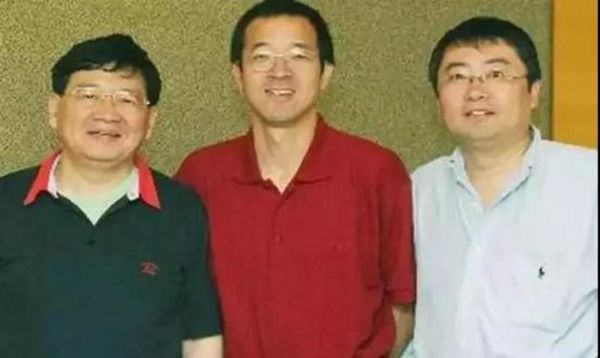 早年徐小平（左一）和俞敏洪、王强（右一）的合照