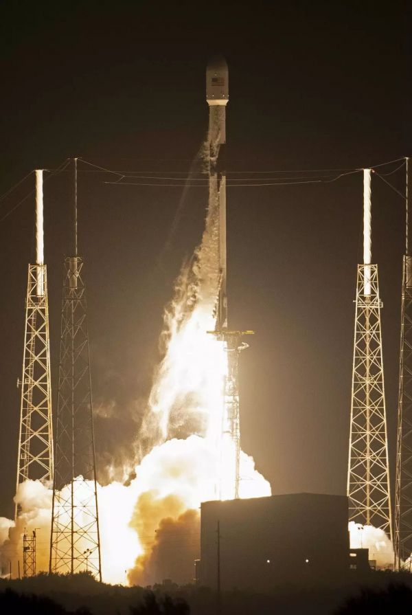 SpaceX 60 颗星链卫星部署成功：一个全球卫星群能给马斯克带来什么？